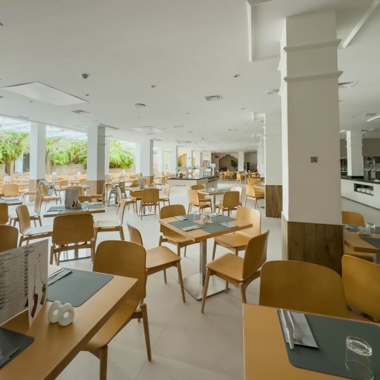 Buffet restaurant at Apartamentos Parque del Sol, offering a varied selection of international dishes and local specialties in Tenerife South.