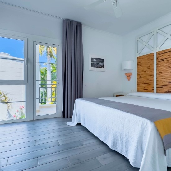 Rooms in Apartamentos Parque del Sol, Costa Adeje, with comfortable and functional design for an unforgettable vacation in Tenerife.