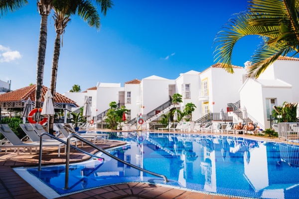 Outdoor swimming pool in Apartamentos Parque del Sol, Costa Adeje, ideal to enjoy a vacation of sun and relaxation in Tenerife South.