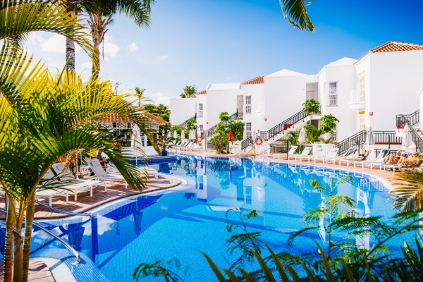 Swimming pool with Pool Bar in Apartamentos Parque del Sol, a perfect place to cool off and enjoy cocktails in Tenerife South.