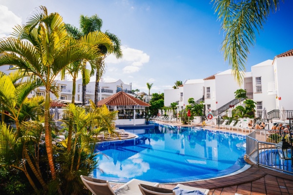 Swimming pool with Pool Bar in Apartamentos Parque del Sol, a perfect place to cool off and enjoy cocktails in Tenerife South.