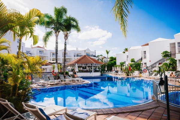 Swimming pool with Pool Bar in Apartamentos Parque del Sol, a perfect place to cool off and enjoy cocktails in Tenerife South.